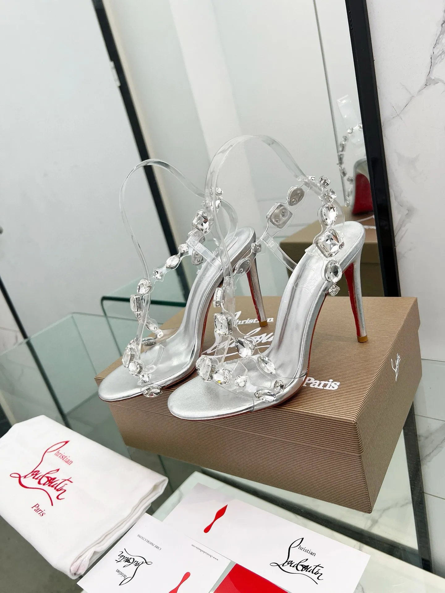 👟👟Ex-factory price 600👟👟 ChristianLouboutin/Lu Boting CL red-soled shoes 🔥4050 New spring and summer series debut, creative and bold shoe design shows avant-garde attitude and refreshes urban style. Elegant and fashionable, it is embellished with a silver buckle and colorful crystals that wrap beautifully around the ankle💎.   1⃣️Fabric: Imported original material PUC 2⃣️Inner lining: Imported Italian lambskin, super soft and delicate 3⃣️Outsole: Imported Italian original original color genuine leather sole Heel height 10.5 4⃣️Code number: 35 to 39 (customized at 40.41.42.43)